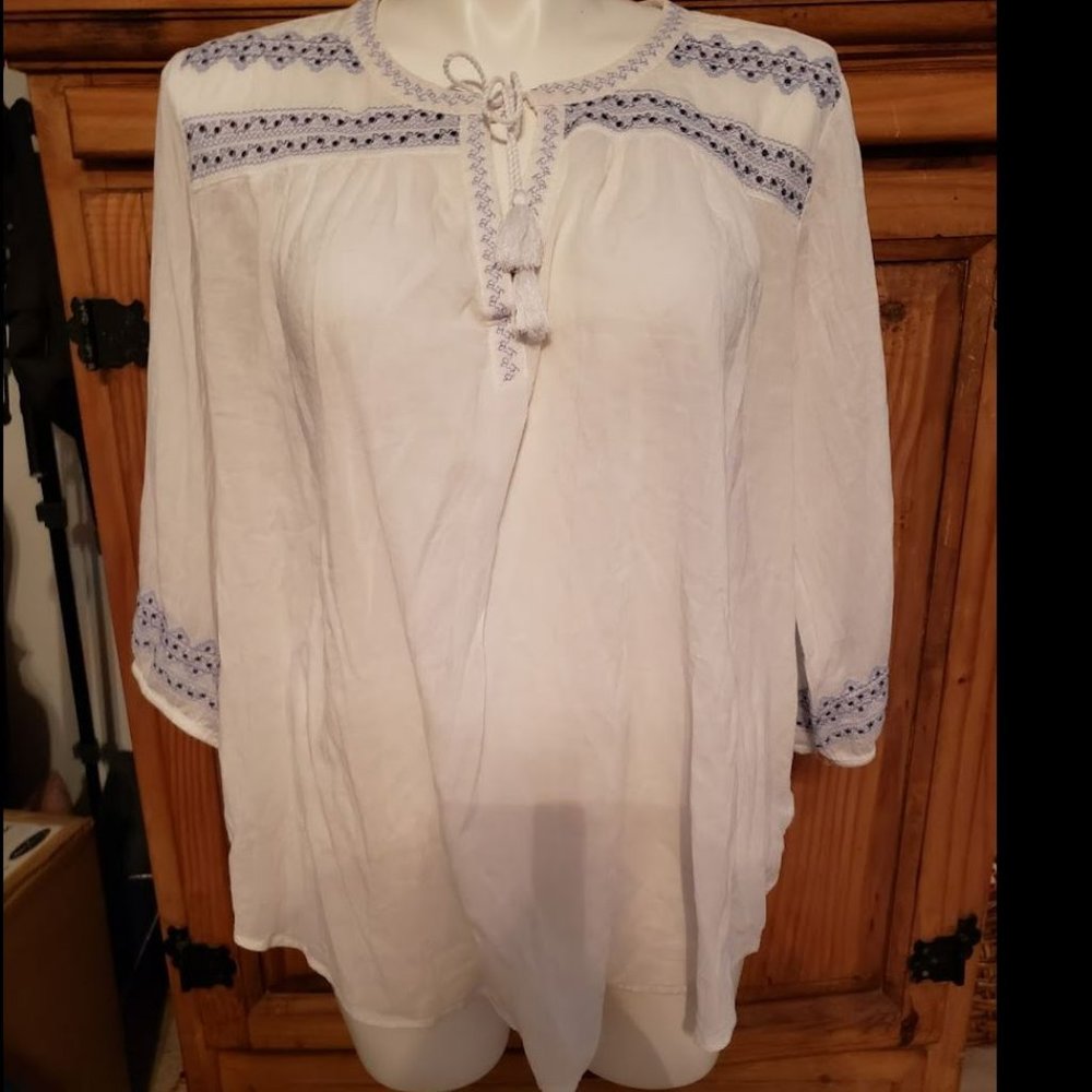 Liz Claiborne Women’s 3X White Blue Embroidery 3/4 Sleeves Boho Top Peas…